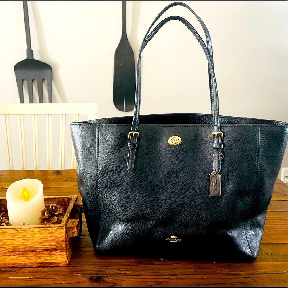 Coach shoulder bag in brand new condition